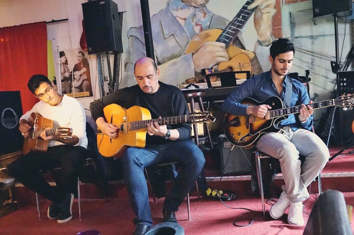 Ezeckiel et Lior Krief avec leur père Serge Krief à la Chope des Puces